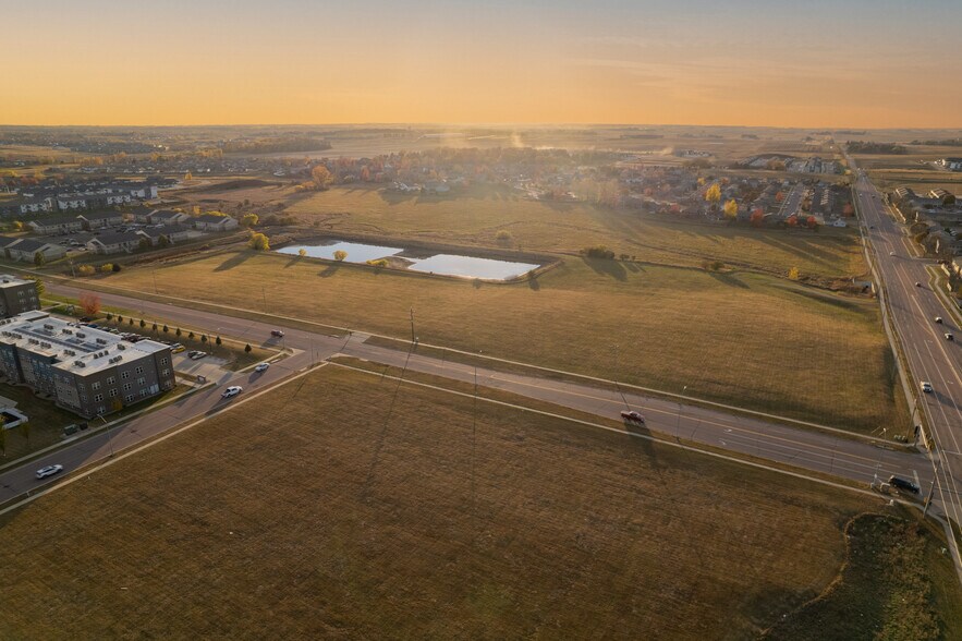 3801 N Career Ave, Sioux Falls, SD à vendre - Aérien - Image 2 de 5