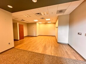 377 W River Woods Pky, Milwaukee, WI à louer Photo intérieure- Image 2 de 5