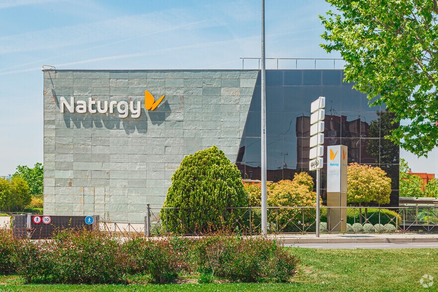 Avenida San Luis, 77, Madrid, Madrid à louer - Photo du bâtiment - Image 3 de 4