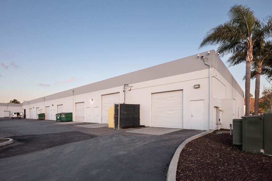 230 Roymar Rd, Oceanside, CA à louer - Photo du bâtiment - Image 3 de 8