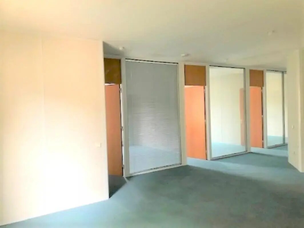 Avenue Joseph Kessel, Voisins-le-Bretonneux for lease Interior Photo- Image 1 of 5