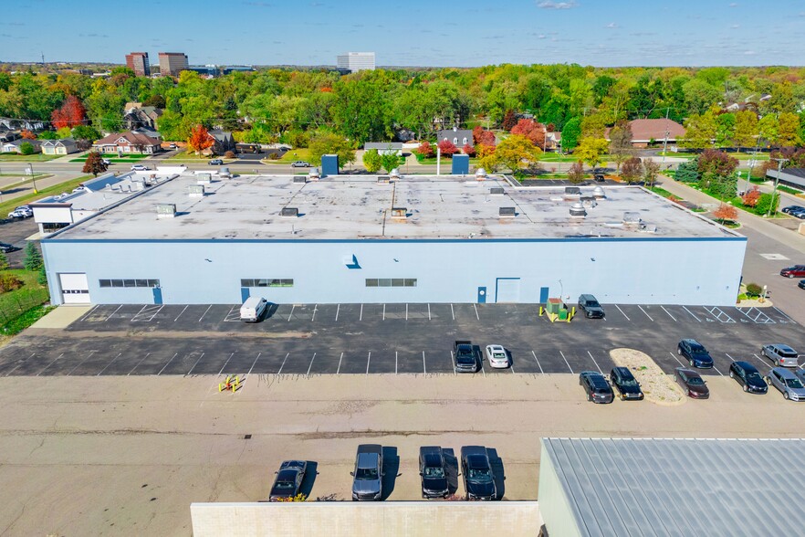 190 E Maple Rd, Troy, MI à louer - Photo du bâtiment - Image 2 de 9