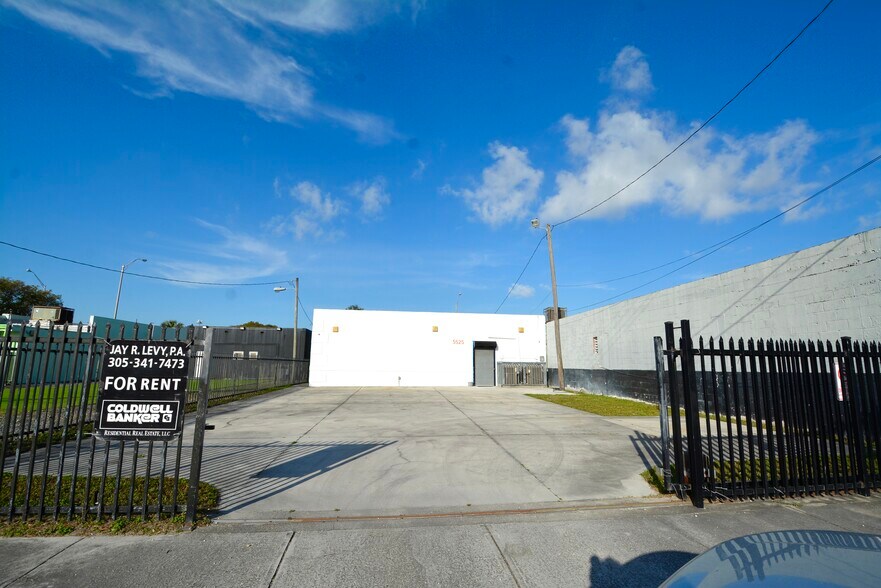 5525 NW 7th Ave, Miami, FL à louer - Photo du bâtiment - Image 2 de 11