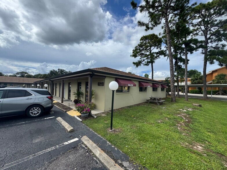 6237 Presidential Ct, Fort Myers, FL à louer - Photo du bâtiment - Image 3 de 7