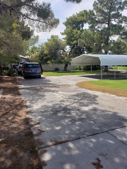 5445 Caliente St, Las Vegas, NV à vendre - Photo du bâtiment - Image 3 de 5