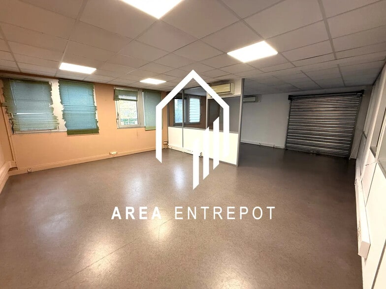 Flex in Marseille for lease - Interior Photo - Image 1 of 14