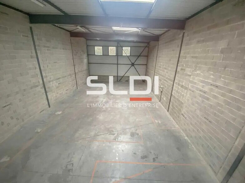 Flex in Saint-Priest for lease - Interior Photo - Image 2 of 5