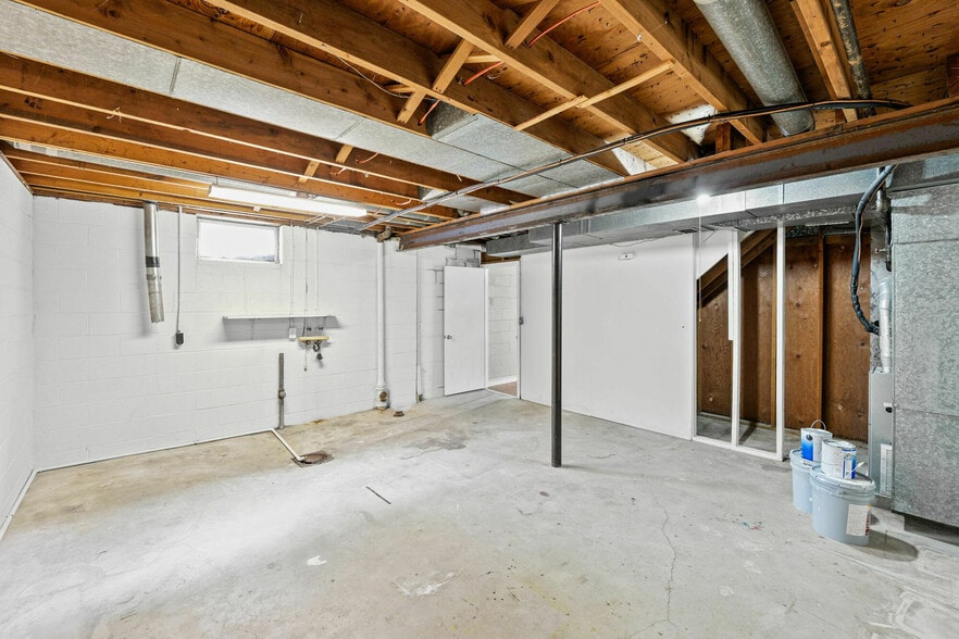 4855 Wickford Dr E, Sylvania, OH for sale - Interior Photo - Image 3 of 14