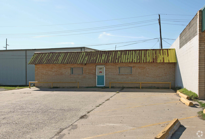 2124 SW Lee Blvd, Lawton, OK for sale - Building Photo - Image 2 of 5