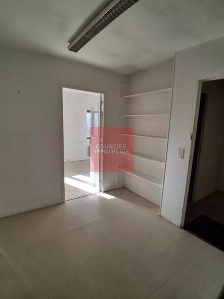1 Avenue De La République, Houdan for lease - Interior Photo - Image 3 of 25