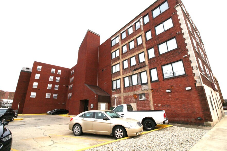 300 E Broadway, Logansport, IN à louer - Photo du bâtiment - Image 2 de 11