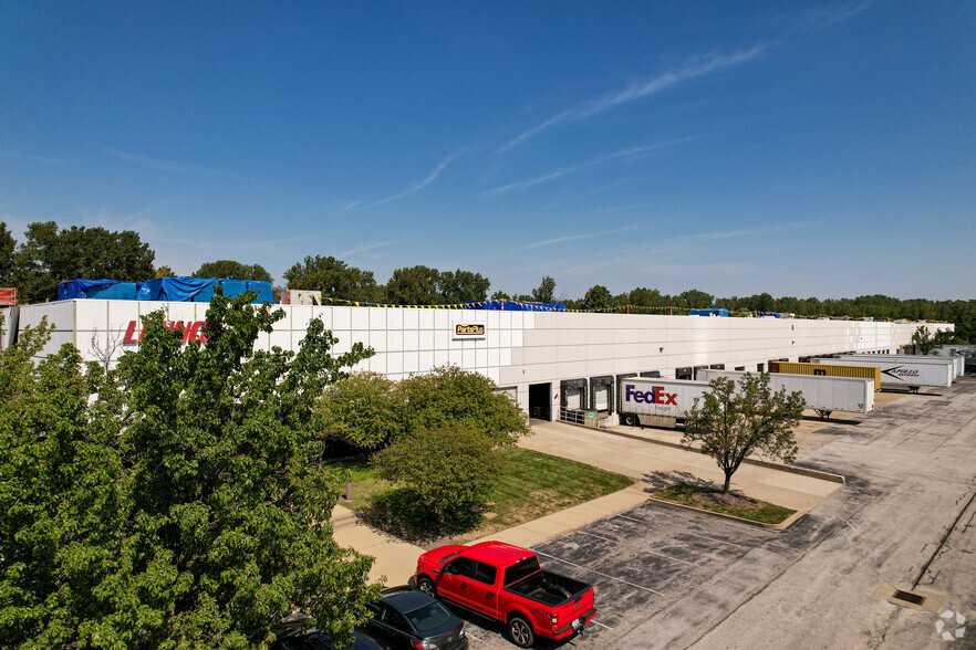 160-275 Corporate Woods Ct, Bridgeton, MO for lease - Building Photo - Image 2 of 4