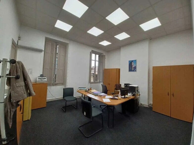 29 Boulevard D'Athenes, Marseille for lease - Interior Photo - Image 2 of 8