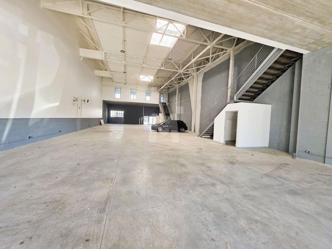 Flex in Vaux-le-Pénil for lease Interior Photo- Image 1 of 12