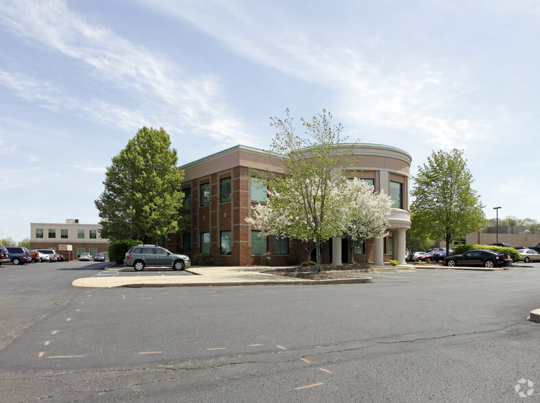 4506 Stephens Cir NW, Canton, OH for sale - Primary Photo - Image 1 of 8