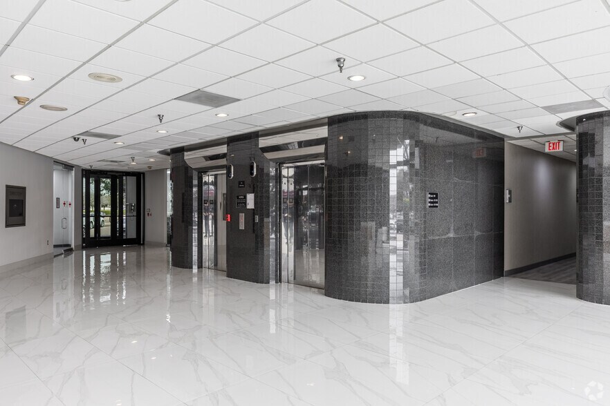 555 Republic Dr, Plano, TX à louer - Hall d’entrée - Image 3 de 12