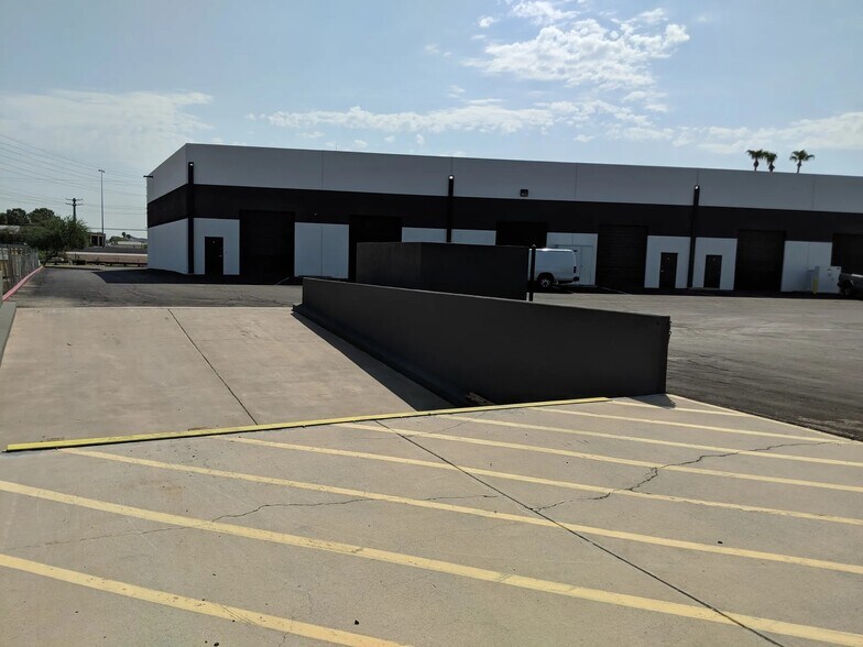 3414 S 48th St, Phoenix, AZ à louer - Photo du bâtiment - Image 2 de 6