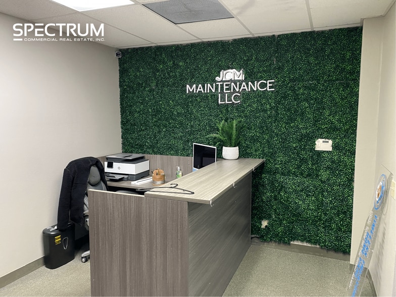 27821 Fremont Ct, Valencia, CA à louer - Photo du bâtiment - Image 2 de 9