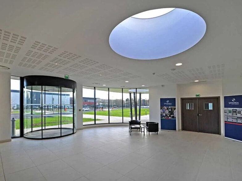 8 Rue Du Maréchal De Lattre De Tassigny, Élancourt for lease - Lobby - Image 2 of 10