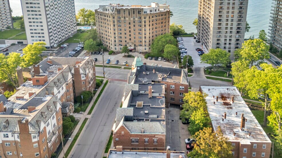 12065 Edgewater Dr, Lakewood, OH à vendre - Photo du bâtiment - Image 3 de 34