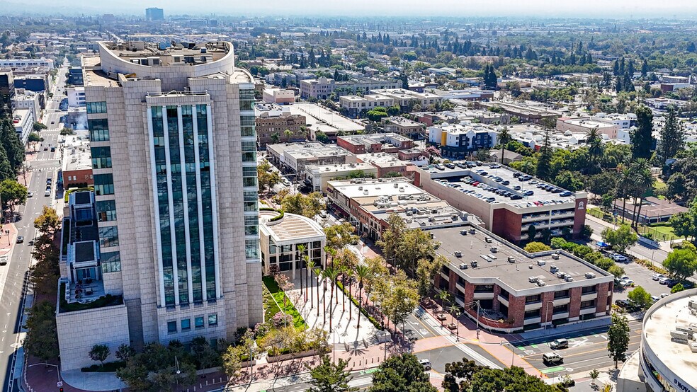 410 W 4th St, Santa Ana, CA à vendre - Photo du bâtiment - Image 2 de 17