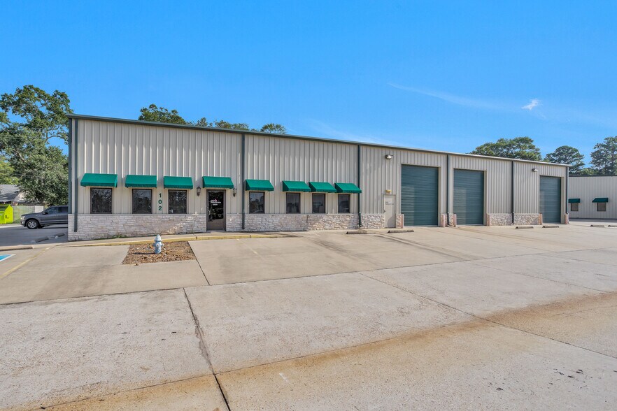 2418 N Frazier, Conroe, TX à louer - Photo du bâtiment - Image 2 de 31