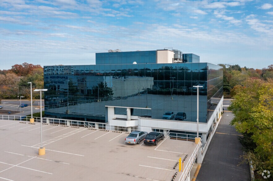 615 Merrick Ave, Westbury, NY à louer - Photo du bâtiment - Image 2 de 2