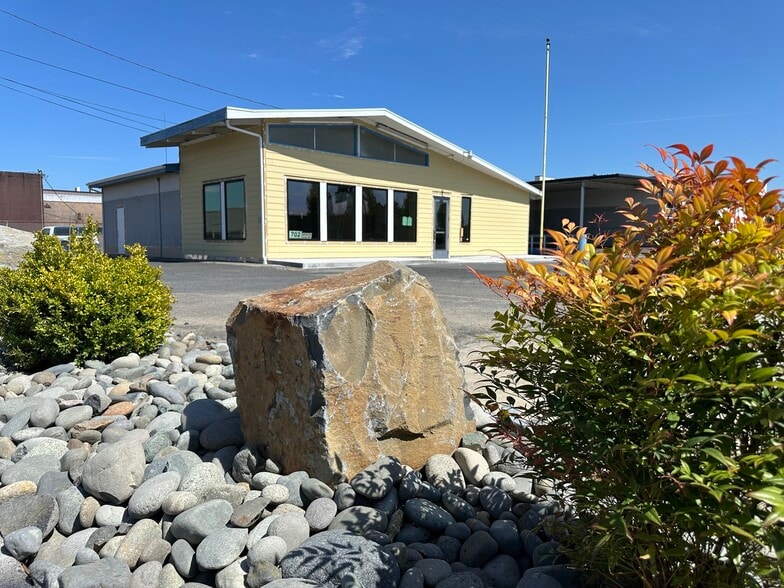 702 Commerce Ave, Longview, WA for lease - Primary Photo - Image 1 of 4