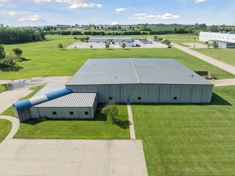 701 Technology Pl, Waverly, IA à louer - Photo du bâtiment - Image 2 de 24