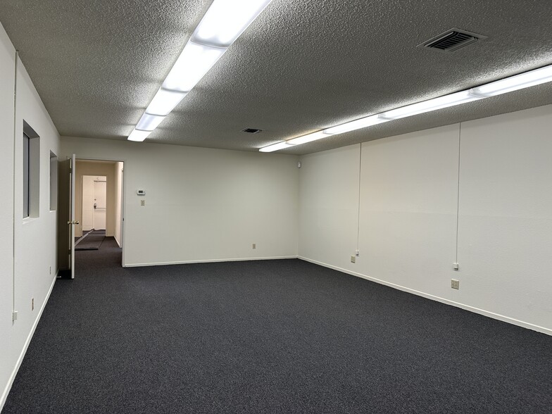 15204 Stagg St, Van Nuys, CA for lease - Building Photo - Image 2 of 16