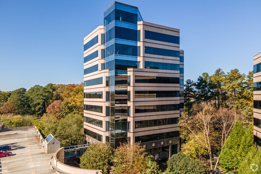 5605 Glenridge Dr NE, Atlanta, GA à louer - Photo du bâtiment - Image 3 de 6