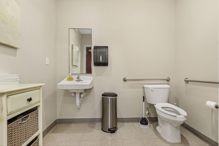 9705 Commerce Center Ct, Fort Myers, FL for sale - Interior Photo - Image 2 of 14