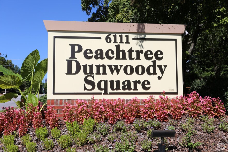 6111 Peachtree Dunwoody Rd NE, Atlanta, GA à louer - Photo du bâtiment - Image 2 de 7