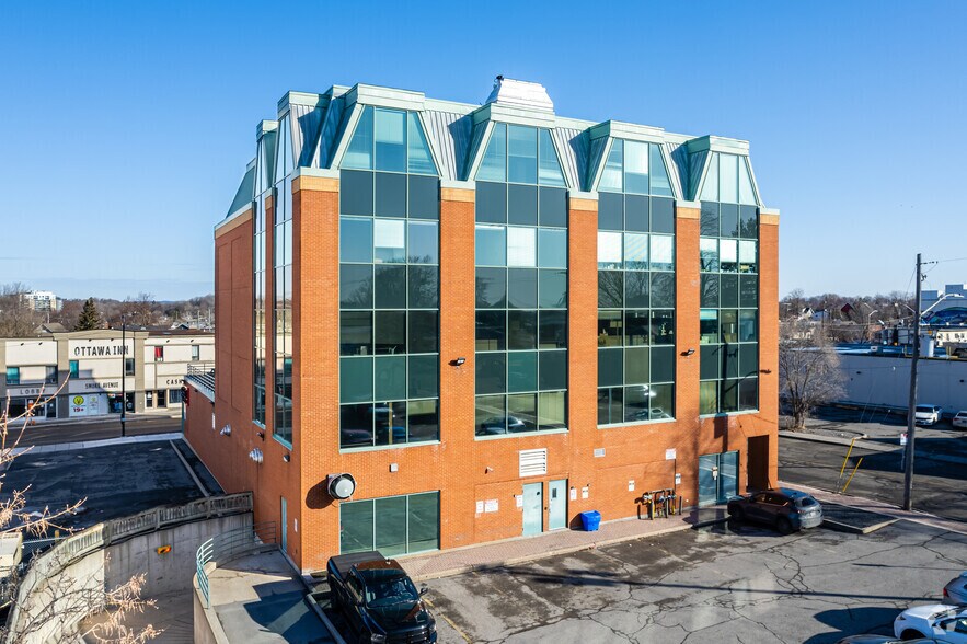 214 Montreal Rd, Ottawa, ON à louer - Photo du bâtiment - Image 2 de 4