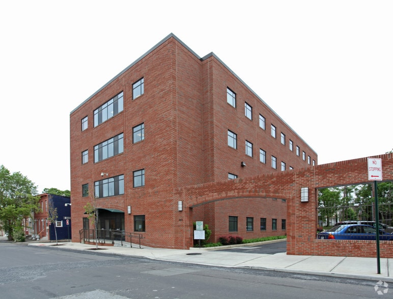 2213 McElderry St, Baltimore, MD for sale - Primary Photo - Image 1 of 4