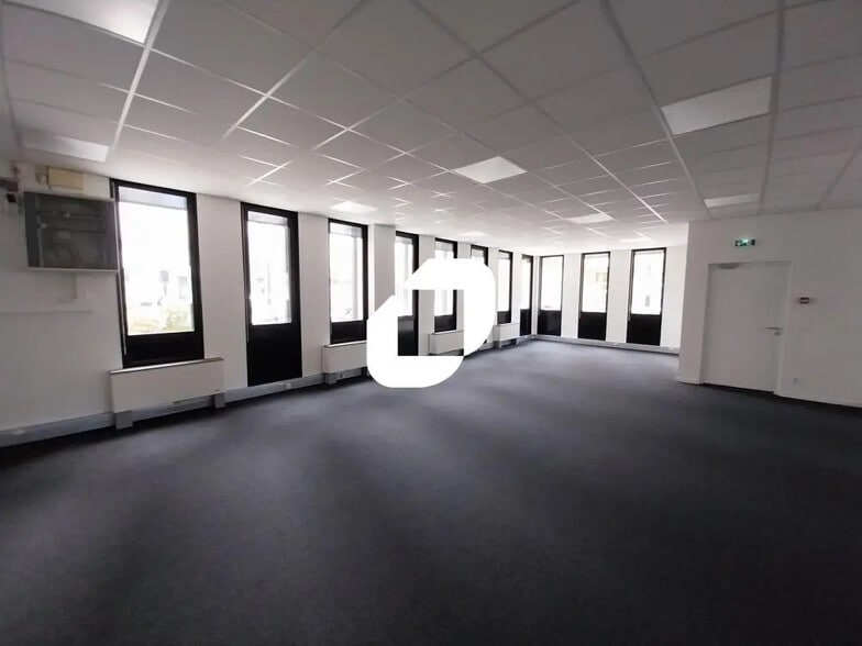 Office in Grenoble for lease - Building Photo - Image 2 of 8