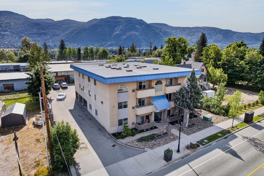 2241 Columbia Av, Castlegar, BC à vendre - Photo du bâtiment - Image 1 de 10