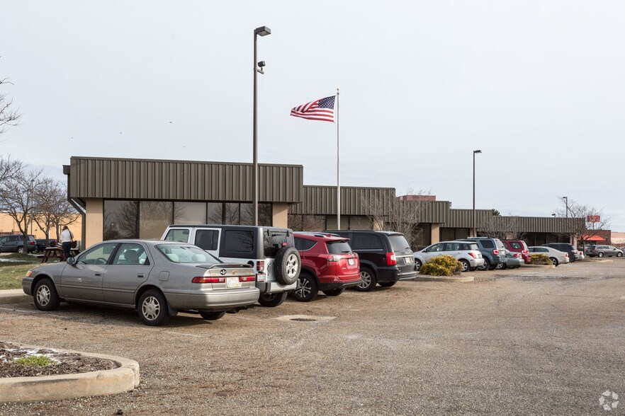 4895 Dressler Rd, Canton, OH à louer - Photo du bâtiment - Image 3 de 5