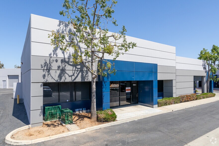 1785 Pomona Rd, Corona, CA à louer - Photo du bâtiment - Image 3 de 5