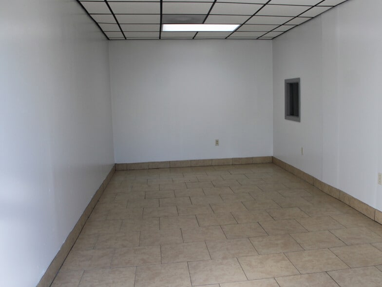 6405 N 50th St, Tampa, FL for lease - Building Photo - Image 3 of 4