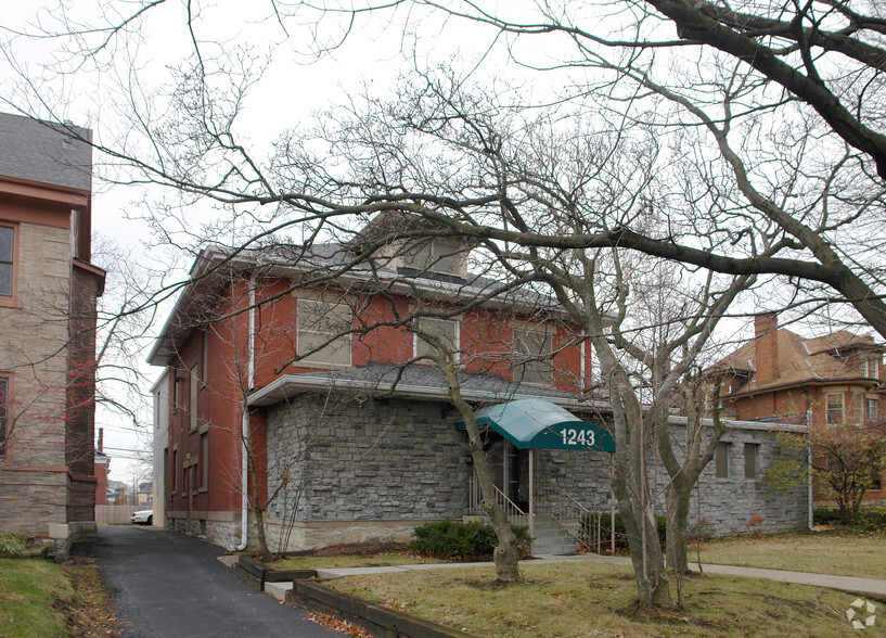 1243 E Broad St, Columbus, OH à vendre - Photo principale - Image 1 de 1