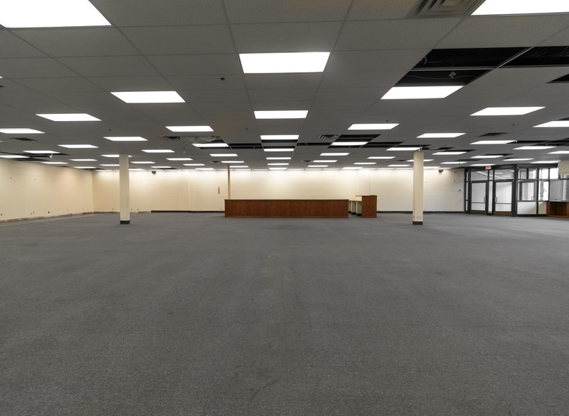 901-1001 S Main St, Cheshire, CT à louer - Photo intérieure - Image 2 de 17