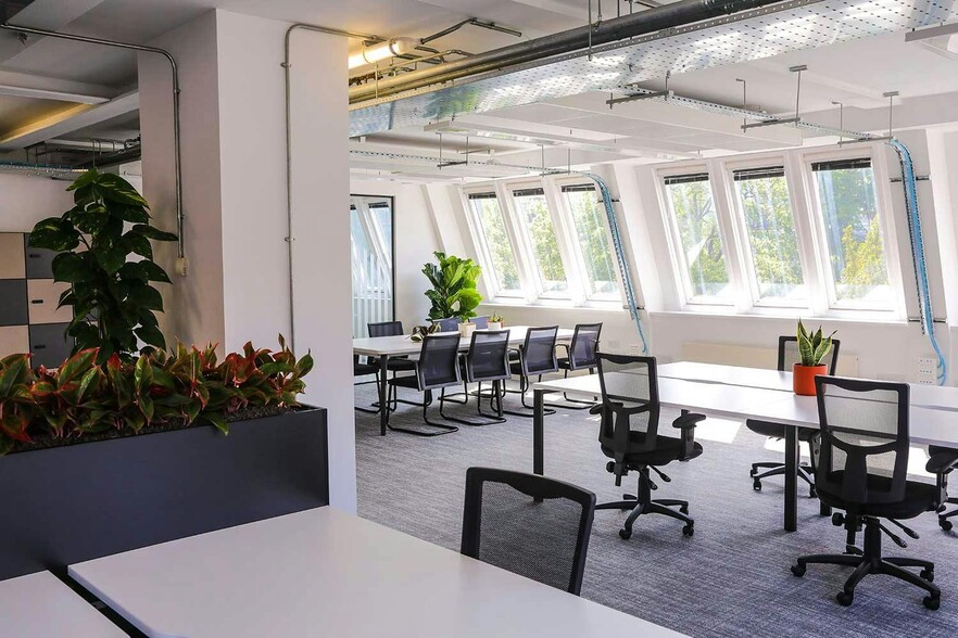 Valpy St, Reading for lease - Building Photo - Image 3 of 46