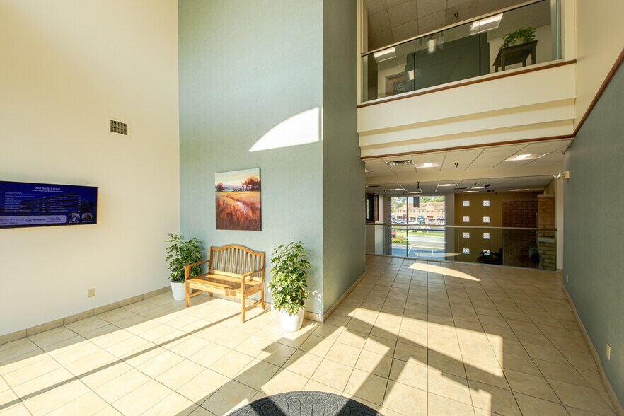 4790 Red Bank Rd, Cincinnati, OH à louer - Photo du bâtiment - Image 2 de 8