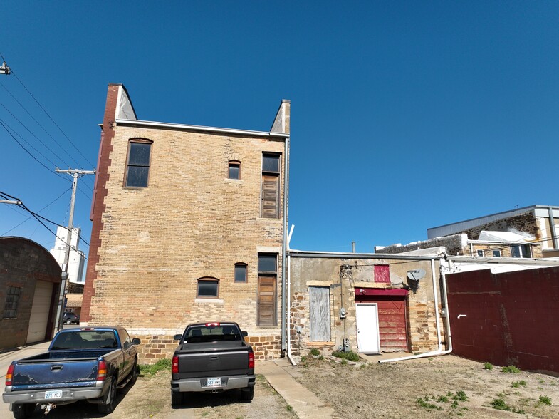 115 & 117 N Douglas Ave Portfolio portefeuille de 2 propriétés à vendre sur LoopNet.ca - Photo du bâtiment - Image 3 de 14