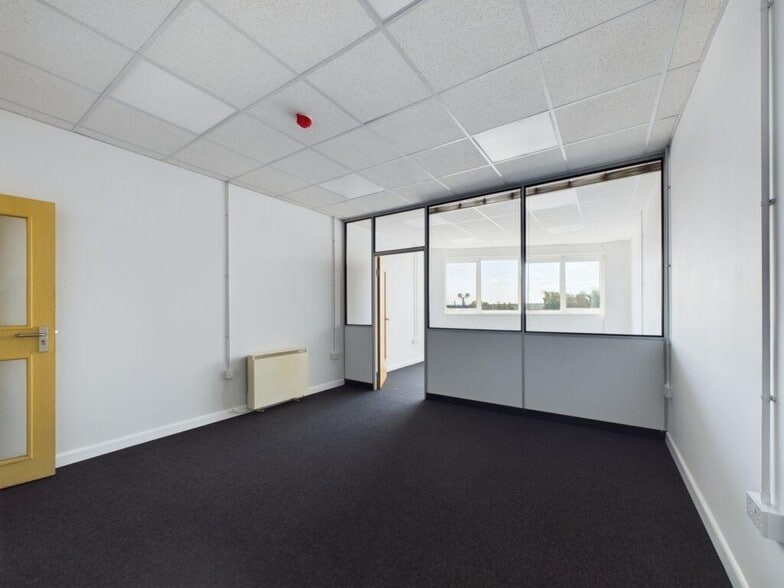 King St, Wigan for lease - Interior Photo - Image 2 of 15