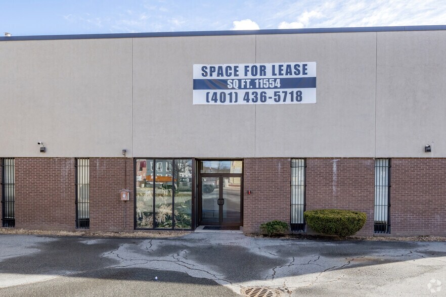575 Lonsdale Ave, Central Falls, RI à louer - Photo du bâtiment - Image 2 de 10