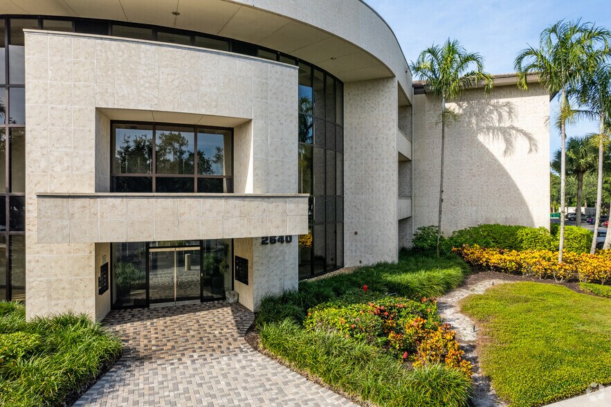 2640 Golden Gate Pky, Naples, FL à louer - Photo du bâtiment - Image 3 de 9