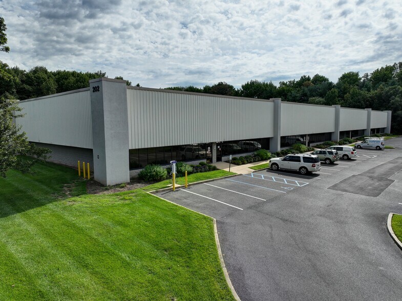 202 Commerce Dr, Moorestown, NJ à louer - Photo du bâtiment - Image 2 de 5