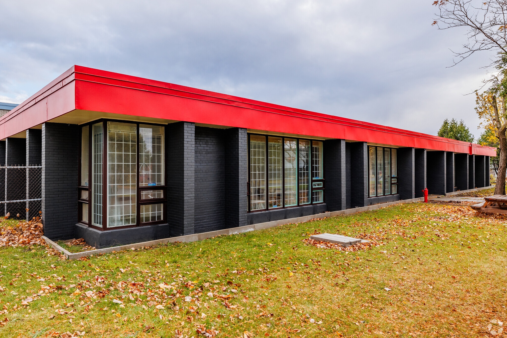 190 Av Oneida, Pointe-claire, QC for sale Primary Photo- Image 1 of 1